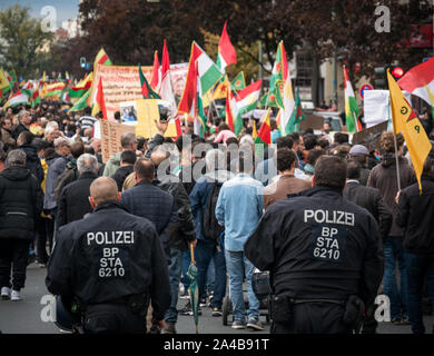 Viele Polizisten und Polizei Autos am Protest gegen die türkische Politik und Offensive im Norden Syrien/Kurdistan, kurdische und YPG Flaggen im Hintergrund Stockfoto