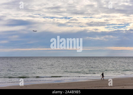 Person zu Fuß am Strand, Glenelg, Adelaide Stockfoto