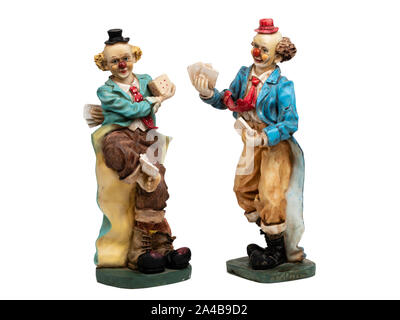 Paar lackierte Harz Karten und Würfeln jonglieren clown Figuren auf einem weißen Hintergrund Stockfoto