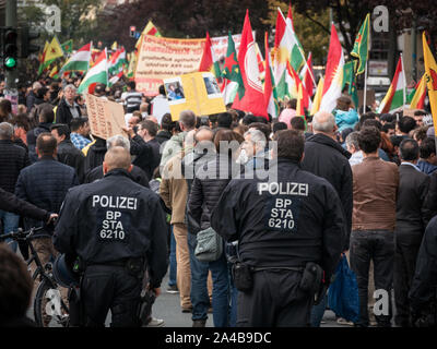 Viele Polizisten und Polizei Autos am Protest gegen die türkische Politik und Offensive im Norden Syrien/Kurdistan, kurdische und YPG Flaggen im Hintergrund Stockfoto