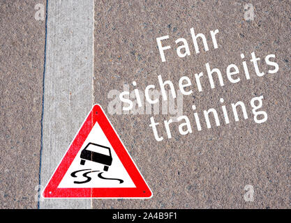 Fahrsicherheitstraining Asphalt in deutscher Sprache Stockfoto