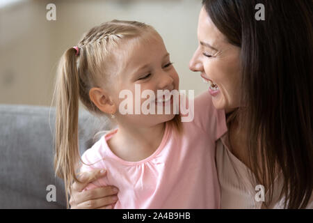 Liebevolle Mutter an Tochter suchen, Umarmung, die Zeit zusammen genießen. Stockfoto