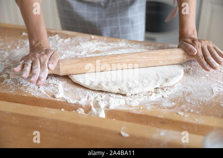 Frau rollt Teig mit Rolling Pin close up Stockfoto