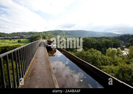 Familie auf den Llangollen-kanal über den Fluss Dee, zu den industriellen Zentren an Ruabon und Wrexham erreichen. Stockfoto