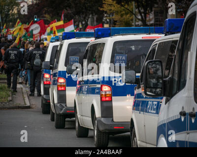 Viele Polizisten und Polizei Autos am Protest gegen die türkische Politik und Offensive im Norden Syrien/Kurdistan, kurdische und YPG Flaggen im Hintergrund Stockfoto