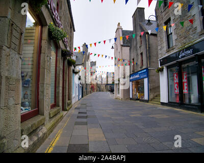 Commercial Street in der Innenstadt von Lerwick, die Hauptstadt der Shetlandinseln, Schottland, UK, auf einem ruhigen Sonntag Nachmittag. Stockfoto