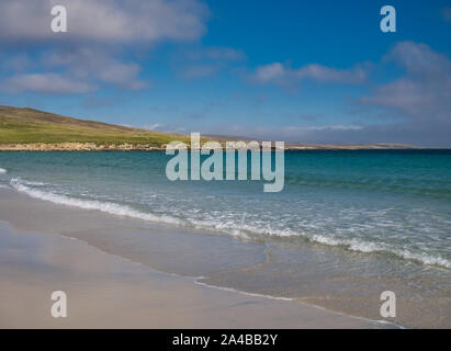 Der weiße Sand und blaues Meer bei Sandwick auf der Insel Unst in Shetland, Schottland, Großbritannien - ein idyllischer, unberührten, abgelegenen Strand. Stockfoto