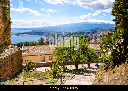 Schöne Aussicht auf den Ätna Vulkan aus der antiken griechischen Theater. Strahlend blauer Himmel, Taormina, Sizilien, Italien. Stockfoto