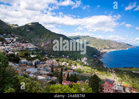 Wunderschöne Landschaft Panorama der sizilianischen Küste. Blaue Mittelmeer und grüne Berge, Taormina, Sizilien, Italien. Stockfoto
