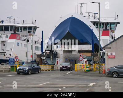 MV Daggri, eine Roll-on/Roll-off-Fähre disembarks Autos nach Ankunft auf der Insel Ulsta Yell, Shetland, Schottland, Großbritannien. Stockfoto