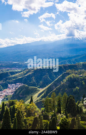 Vulkan Ätna und Taormina Stadt Antenne Panoramablick. Insel Sizilien, Italien. Stockfoto