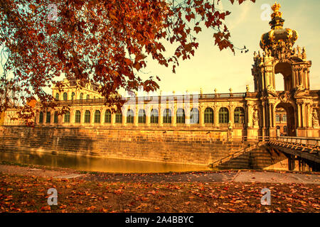 Herbst in Dresden, Sachsen, Deutschland. Zwinger, die barocke Architektur. Orange und gelbe Blätter im Herbst. Stockfoto