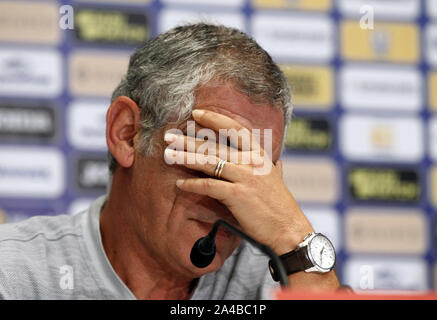 Kiew, Ukraine. 13 Okt, 2019. FERNANDO SANTOS, Trainer der portugiesischen Nationalmannschaft besucht eine Medienkonferenz am Olimpiyskiy Stadion in Kiew, Ukraine, 13. Oktober 2019. Portugal wird Gesichter der Ukraine bei der UEFA Euro 2020 Qualifikation Gruppe B Fußballspiel am 14. Oktober. Credit: Serg Glovny/ZUMA Draht/Alamy leben Nachrichten Stockfoto