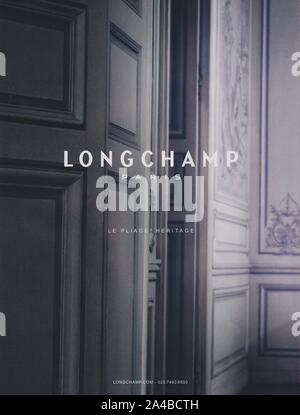 Plakat werbung Longchamp Fashion House mit Alexa Chung in Papier Magazin von 2014 Jahr, Werbung, kreative Longchamp Anzeige von 2010 s Stockfoto