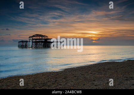 West Pier bei Sonnenuntergang, Brighton, Hove, East Sussex, England, UK, GB Stockfoto