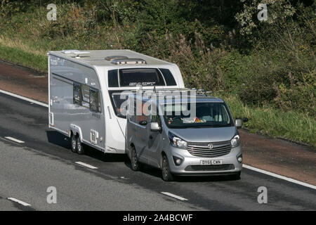 Auto abschleppen Karawane Reisen auf der M61-Autobahn in der Nähe von Manchester, Großbritannien Stockfoto
