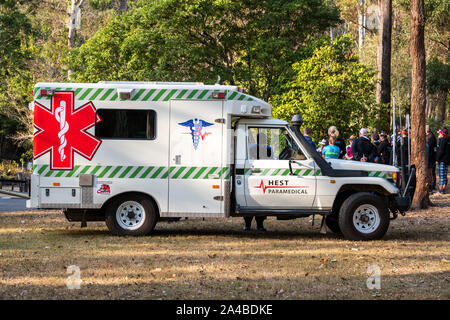 Camp Berg, Brisbane, Queensland, Australien - Sept 15 2019: Emergency Response Team auf Standby im Krankenwagen in die Australische Berglauf Cham Stockfoto