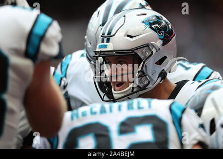 Tottenham Hotspur Stadion, London, UK. 13 Okt, 2019. National Football League, Carolina Panthers gegen Tampa Bay Buccaneers; Carolina Panthers Quarterback Kyle Allen (7) Ruft das Spiel zu seinem Teamkollegen - Redaktionelle Verwendung Credit: Aktion plus Sport/Alamy leben Nachrichten Stockfoto