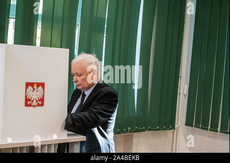 Warschau, Polen. 13 Okt, 2019. JAROSLAW KACZYNSKI, Präsident der Partei Recht und Gerechtigkeit, Stimmen während der 2019 polnische Parlamentswahlen. Credit: Grzegorz Banaszak/ZUMA Draht/Alamy leben Nachrichten Stockfoto