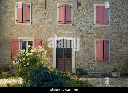 Lay-Lamidou, Aquitaine, Frankreich, 29. September 2019, einen Blick auf die Front eines typischen französischen Landhaus mit roten Fensterläden. Stockfoto