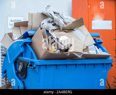 Volle Papier Container in Deutschland Stockfoto