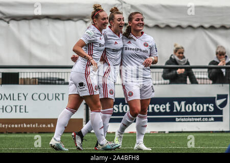 Bromley, Großbritannien. 13 Okt, 2019. LONDON, VEREINIGTES KÖNIGREICH 13. Oktober. Jade Pennock von Sheffield United Frauen feiert ihr zweites Ziel des Tages mit Ihren Teamkollegen bei der FA Frauen Meisterschaft zwischen Crystal Palace und Sheffield United bei Hayes Lane Stadium, Bromley, Großbritannien am 13. Oktober 2019 Credit: Aktion Foto Sport/Alamy leben Nachrichten Stockfoto