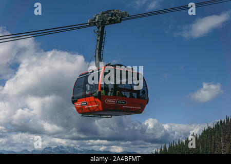 WHISTLER, Kanada - 25. AUGUST 2019: Whistler Blackcomb roten Peak 2 Peak Gondola. Stockfoto