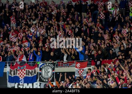 Cardiff, Wales, UK. 13. Okt 2019. Kroatien Fans an der Cardiff City Stadium. Wales v Kroatien UEFA Euro 2020 Qualifier in Cardiff City Stadium. Lewis Mitchell/YCPD/Alamy Leben Nachrichten. Stockfoto