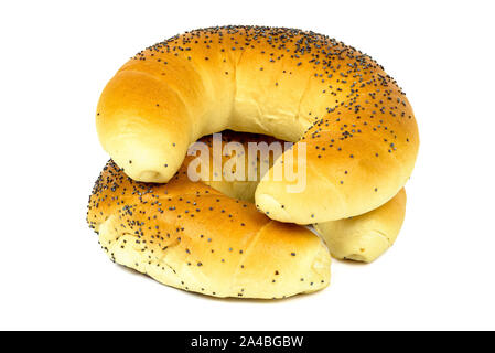 Crescent Brötchen mit Mohn auf weißem Hintergrund mit Freistellungspfad isoliert Stockfoto