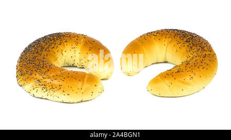 Crescent Brötchen mit Mohn auf weißem Hintergrund mit Freistellungspfad isoliert Stockfoto