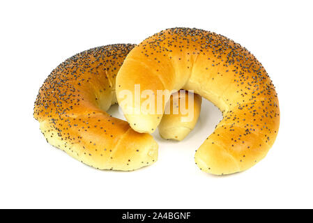 Crescent Brötchen mit Mohn auf weißem Hintergrund mit Freistellungspfad isoliert Stockfoto