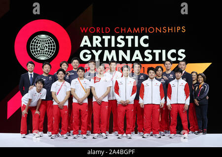 Stuttgart, Deutschland. 13 Okt, 2019. Japan Team Group (JPN) Turnen: Die 2019 Gymnastics World Championships in der Hanns-Martin-Schleyer-Halle in Stuttgart, Deutschland. Credit: yohei Osada/LBA SPORT/Alamy leben Nachrichten Stockfoto