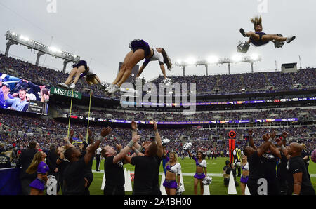 Baltimore, USA. 13 Okt, 2019. Baltimore Ravens Cheerleadern führen Sie gegen die Cincinnati Bengals in der zweiten Jahreshälfte ein NFL Spiel bei M&T Bank Stadium in Baltimore, Maryland, Sonntag, 13. Oktober 2019. Baltimore gewann 23-17. Foto von David Tulis/UPI Quelle: UPI/Alamy leben Nachrichten Stockfoto