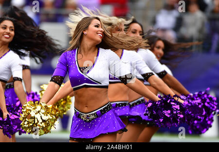 Baltimore, USA. 13 Okt, 2019. Baltimore Ravens Cheerleadern durchführen, während der ersten Hälfte von einem NFL Spiel bei M&T Bank Stadium in Baltimore, Maryland, Sonntag, 13. Oktober 2019. Foto von David Tulis/UPI Quelle: UPI/Alamy leben Nachrichten Stockfoto