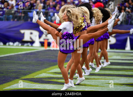 Baltimore, USA. 13 Okt, 2019. Baltimore Ravens Cheerleadern durchführen, während der ersten Hälfte von einem NFL Spiel bei M&T Bank Stadium in Baltimore, Maryland, Sonntag, 13. Oktober 2019. Foto von David Tulis/UPI Quelle: UPI/Alamy leben Nachrichten Stockfoto