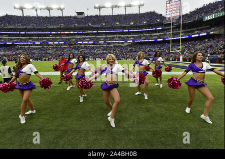 Baltimore, USA. 13 Okt, 2019. Baltimore Ravens Cheerleadern führen Sie gegen die Cincinnati Bengals in der zweiten Jahreshälfte ein NFL Spiel bei M&T Bank Stadium in Baltimore, Maryland, Sonntag, 13. Oktober 2019. Baltimore gewann 23-17. Foto von David Tulis/UPI Quelle: UPI/Alamy leben Nachrichten Stockfoto