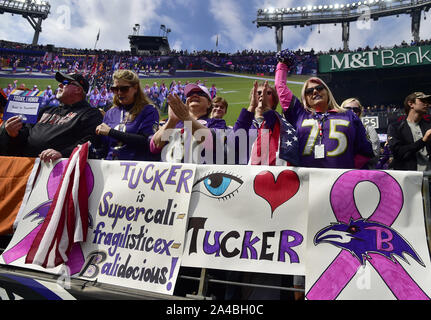 Baltimore, USA. 13 Okt, 2019. Baltimore Ravens Fans jubeln gegen die Cincinnati Bengals im ersten Halbjahr ein NFL Spiel bei M&T Bank Stadium in Baltimore, Maryland, Sonntag, 13. Oktober 2019. Foto von David Tulis/UPI Quelle: UPI/Alamy leben Nachrichten Stockfoto