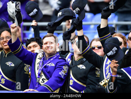 Baltimore, USA. 13 Okt, 2019. Baltimore Ravens band Mitglieder begrüssen eine militärische Mitglied für die Anerkennung im ersten Halbjahr ein NFL Spiel bei M&T Bank Stadium in Baltimore, Maryland, Sonntag, 13. Oktober 2019. Foto von David Tulis/UPI Quelle: UPI/Alamy leben Nachrichten Stockfoto