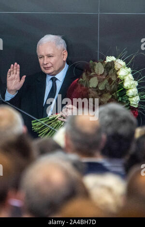 Warschau, Polen. 13 Okt, 2019. Oktober 13, 2019, Warschau, Polen: Bekanntgabe der Ergebnisse der Wahlen zum Sejm und Senat bei der Wahl am Abend in der Residenz der gewinnenden Partei Recht und Gerechtigkeit. Vorträge von führenden Politikern in Bezug auf die Durchführung der Wahl plant für die kommenden Jahre der Amtszeit. Im Bild Jaroslaw Kaczynski. Credit: Grzegorz Banaszak/ZUMA Draht/Alamy leben Nachrichten Stockfoto