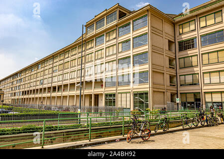 Fahrräder außerhalb der Gebäude in Lingotto Via Nizza, ein ehemaliger FIAT Auto Anlage jetzt in ein Einkaufs- und Unterhaltungskomplex, Turin, Italien Stockfoto