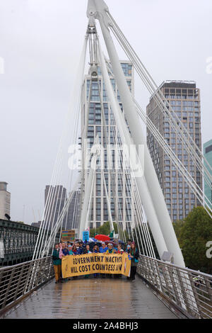 110 XR Ärzte marschierten von South Bank zum Trafalgar Square (Polizei sagte, daß sie verhaftet werden, wenn Sie dem Parlament Platz ging wie im ursprünglichen Plan) über Untätigkeit auf die Klimakrise ... wo sie symbolisch aus nahm ihre Schuhe und trug Masken die 110 Menschen pro Tag, die vorzeitig sterben in London vom 7. Oktober fortgesetzt aufgrund der Luftverschmutzung in London Aussterben Rebellion Protest zu repräsentieren zu protestieren. Das Ziel der Teilnahme an gewaltfreier direkter Aktion und zivilem Ungehorsam wurde die Aufmerksamkeit auf die Klimakrise und Verlust der biologischen Vielfalt zu zeichnen. Aussterben Rebellion erfordert ein Stockfoto