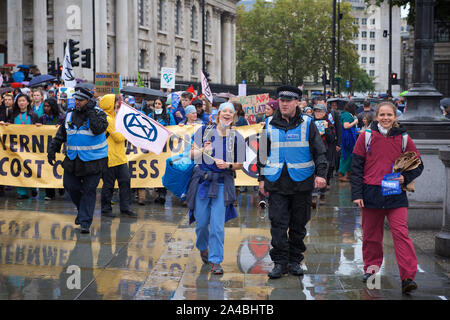 110 XR Ärzte marschierten von South Bank zum Trafalgar Square (Polizei sagte, daß sie verhaftet werden, wenn Sie dem Parlament Platz ging wie im ursprünglichen Plan) über Untätigkeit auf die Klimakrise ... wo sie symbolisch aus nahm ihre Schuhe und trug Masken die 110 Menschen pro Tag, die vorzeitig sterben in London vom 7. Oktober fortgesetzt aufgrund der Luftverschmutzung in London Aussterben Rebellion Protest zu repräsentieren zu protestieren. Das Ziel der Teilnahme an gewaltfreier direkter Aktion und zivilem Ungehorsam wurde die Aufmerksamkeit auf die Klimakrise und Verlust der biologischen Vielfalt zu zeichnen. Aussterben Rebellion erfordert ein Stockfoto