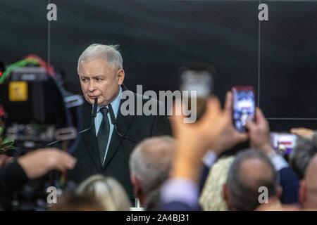 Warschau, Polen. 13 Okt, 2019. Oktober 13, 2019, Warschau, Polen: Bekanntgabe der Ergebnisse der Wahlen zum Sejm und Senat bei der Wahl am Abend in der Residenz der gewinnenden Partei Recht und Gerechtigkeit. Vorträge von führenden Politikern in Bezug auf die Durchführung der Wahl plant für die kommenden Jahre der Amtszeit. Im Bild Jaroslaw Kaczynski. Credit: Grzegorz Banaszak/ZUMA Draht/Alamy leben Nachrichten Stockfoto