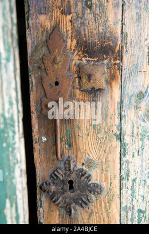 Alte Holztür mit Metall Lampen schuss Nahaufnahme Stockfoto