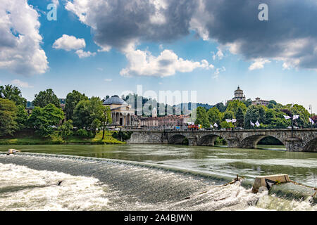 Ein Wehr am Po mit der Ponte Vittorio Emanuele I Brücke überspannt den Fluss mit der Chiesa Gran Madre di Dio im Hintergrund, Turin, Italien Stockfoto