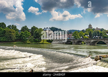 Ein Wehr am Po mit der Ponte Vittorio Emanuele I Brücke überspannt den Fluss mit der Chiesa Gran Madre di Dio im Hintergrund, Turin, Italien Stockfoto