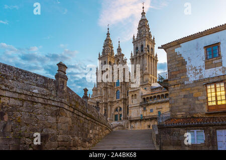 Alte gotische Kathedrale Santiago de Compostela, Galicien, Spanien am Morgen Stockfoto