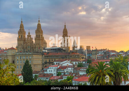 Luftaufnahme auf die Kathedrale von Santiago de Compostela, Galicien, Spanien im Sonnenaufgang Stockfoto