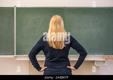 Lehrerin im Klassenzimmer Stockfoto