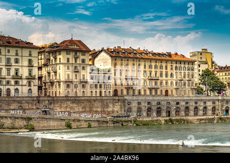 Die eleganten Gebäude von Piazza Vittorio Veneto aus über dem Fluss Po in Turin, Italien Stockfoto